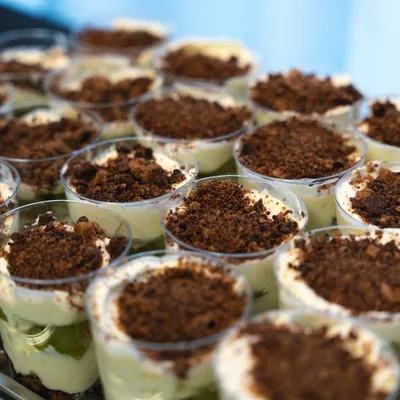 Dessertbecher am Buffet der Löwen-Lounge