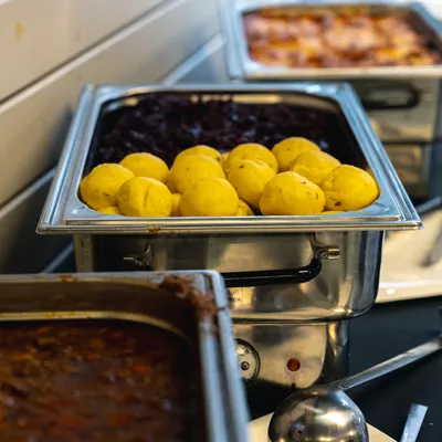 Warme Speisen im Chafing Dish am Lounge-Buffet