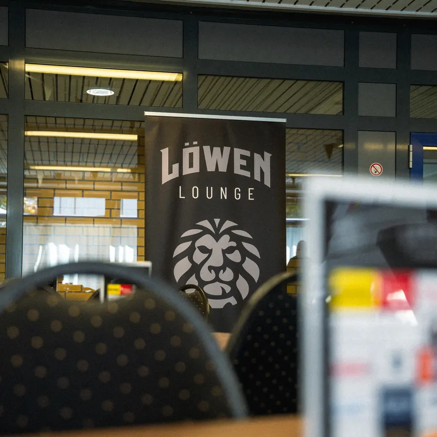 Aufsteller der Löwen-Lounge in der Westpfalzhalle